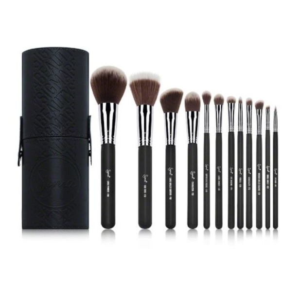 SIGMA ESSENTIAL BRUSH KIT - MAKE ME CLASSY - Picture 2 of 4